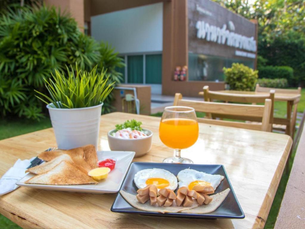 Nana Chat Bangsaen Hotel Si Racha Exterior foto